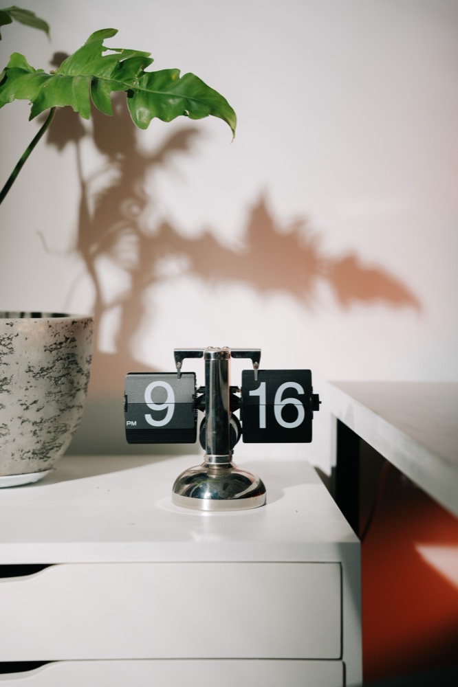 Mechanical flip clock